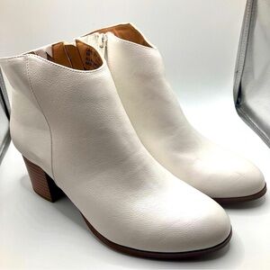 Women's White Ankle Boots with tan block 2" heel size 9 groovy cottage fairy